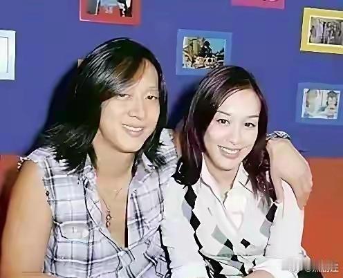 钟丽缇和前夫严铮‍⁠的旧照被翻出⁠来，‏‌两人坐‎一块儿真有夫妻相‏，眉眼间‍⁠