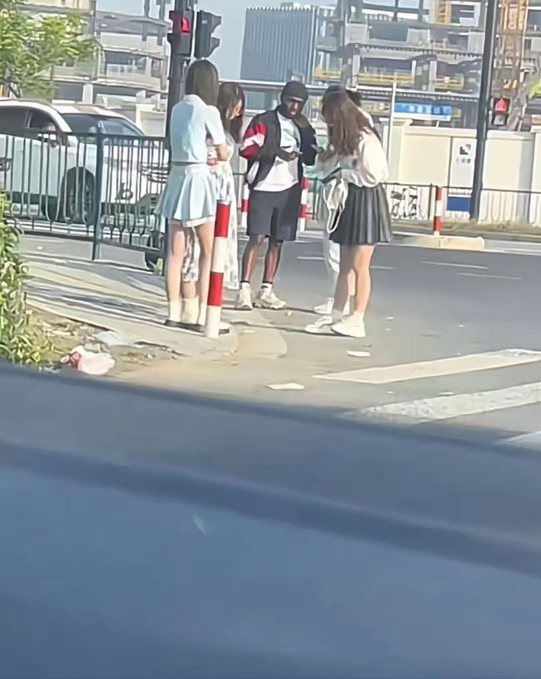 这么多美女围在一起干嘛呢？