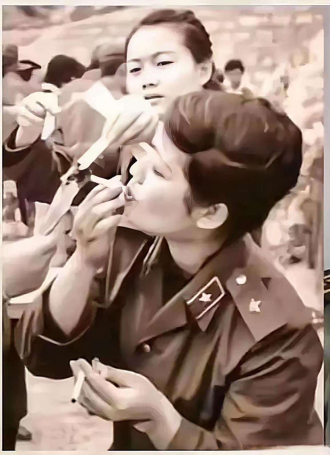 镜头记录下的，就是她在1987年部队撤离老山前祭奠战友时的一幕。她不会吸烟，那是