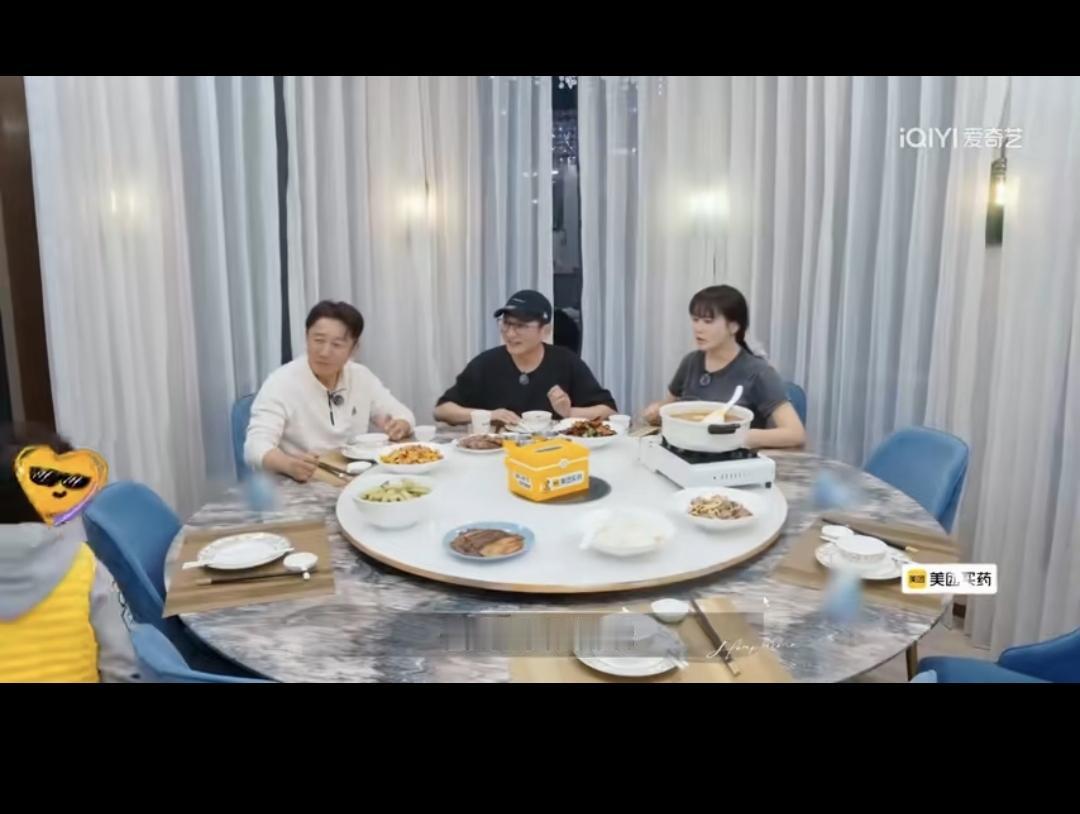 冉莹颖家里应该是有保姆做饭的，不是冉莹颖自己做，邹市明李维嘉说话聊天，冉莹颖也加