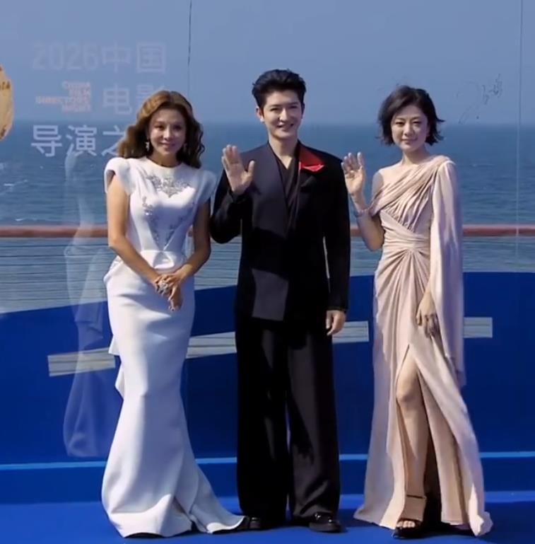 今天朱迅和王真儿一起亮相中国电影导演之夜，两位搭配的都很有女神范儿，也都显得很年
