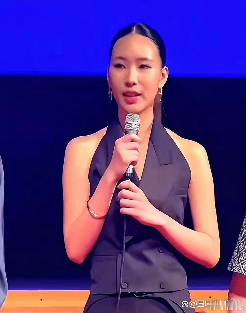 去掉美颜滤镜后的小S大女儿，少了镜头里的惊艳感，长相偏成熟，自带和年龄不符的氛围