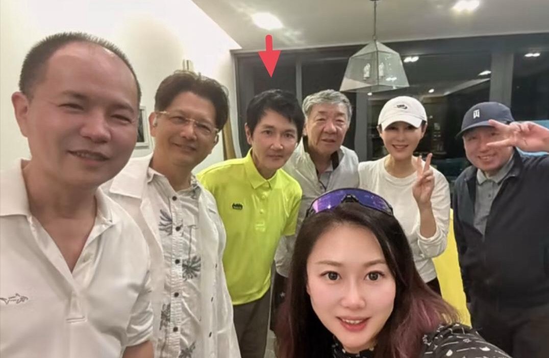 56岁孙楠和朋友在家里聚餐，他的状态好差，整个人暴瘦，脸色憔悴，看起来病恹恹的，