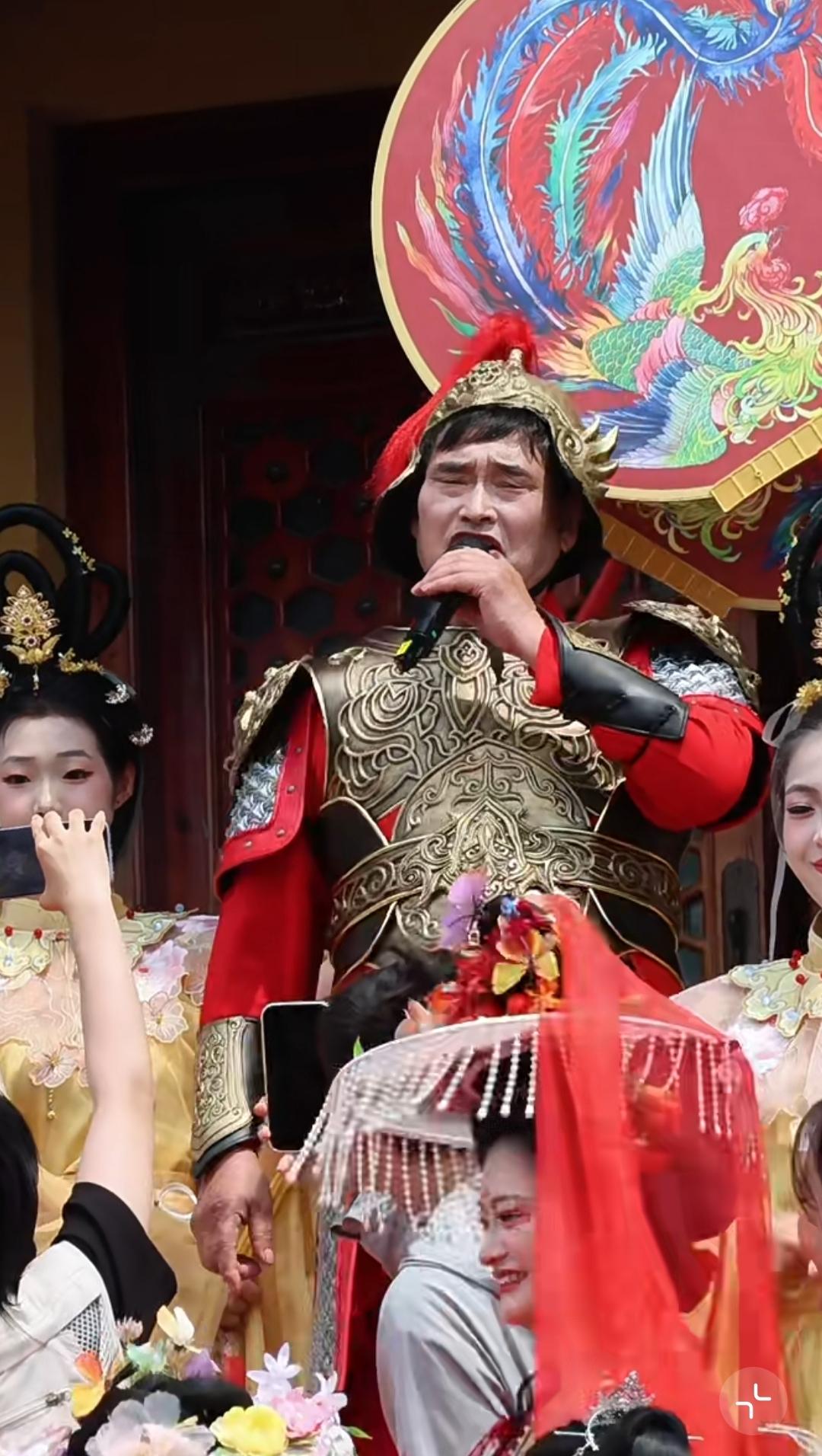 看到大衣哥在湖南演出的视频，心里咯噔一下。三十五度的高温天，穿着厚重的演出服