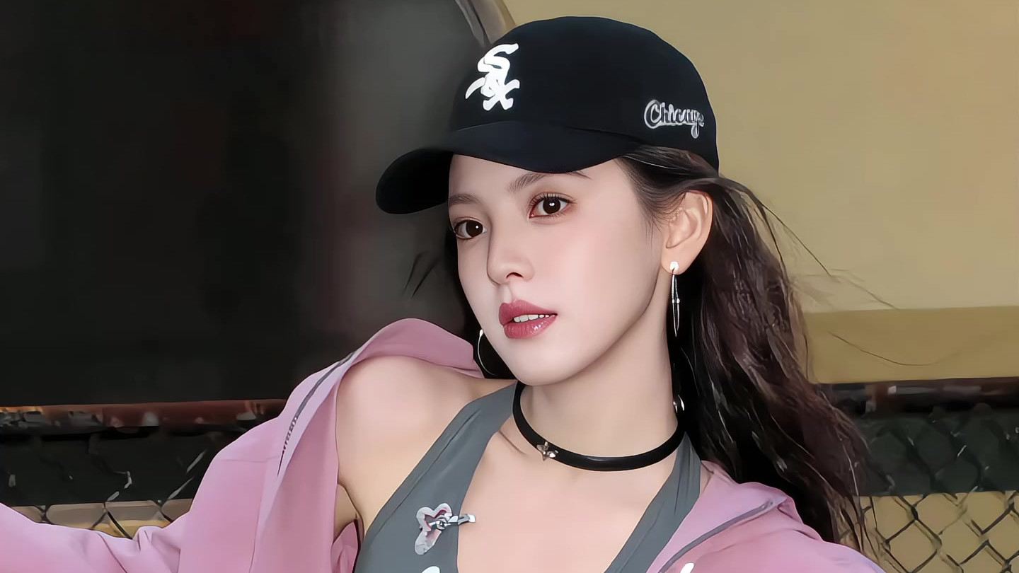 街头酷感拉满，章若楠做最靓的机车女神