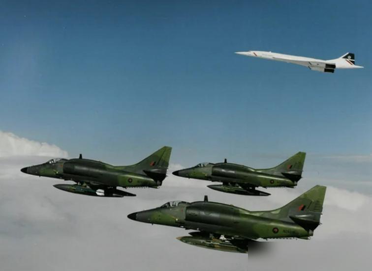 新西兰军机千里迢迢飞到中国黄海搞侦察，还顺手干扰民航飞行！真的是越想越离谱，