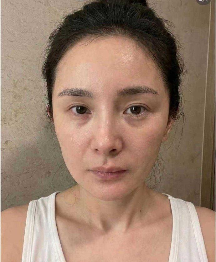 晚上我媳妇敷着面膜刷图，突然把手机怼我眼前：你看杨幂这素颜。我眯眼瞅，说确实