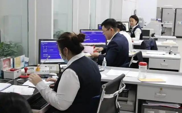 一位退休老行长令人彻悟的话：100万的现金，每个月花4200，要20年才能花完。