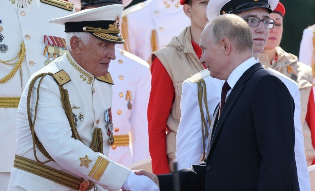 中国海军当面齐声回应普京：友谊万岁！在圣彼得堡举行的俄海军节活动中，以<em>焦作舰</em>