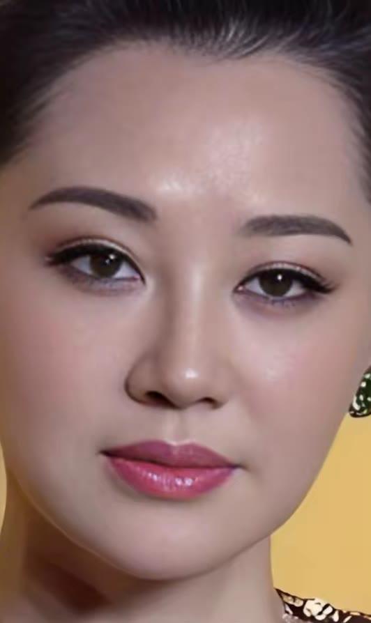 优雅妆容，精致眼妆，完美无瑕的肌肤