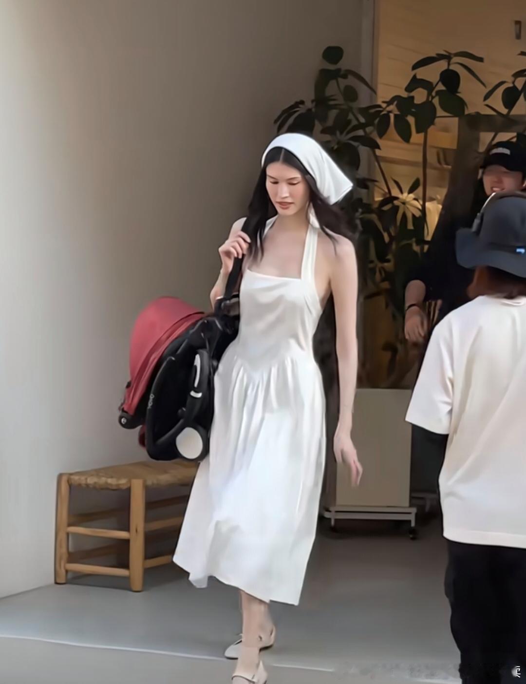 超模何穗在河北街头被偶遇，她推着婴儿车，打扮精致时尚，身材又高又瘦，皮肤白到发光
