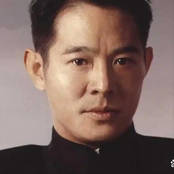 1994年，日本记者质问李连杰：“南京大屠杀死了30万人，你们一个个数的