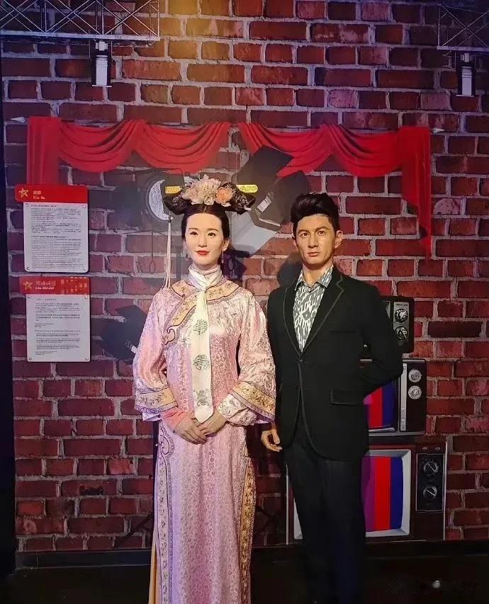 要不是旁边站着吴奇隆，我还以为这尊蜡像是刘亦菲呢，可谓是菲里菲奇气的刘诗诗。