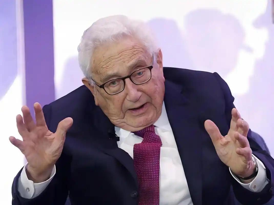 美国一帮战略专家，最近抛出了个新论点：中国已经是比当年苏联，更强大的超级大国，继