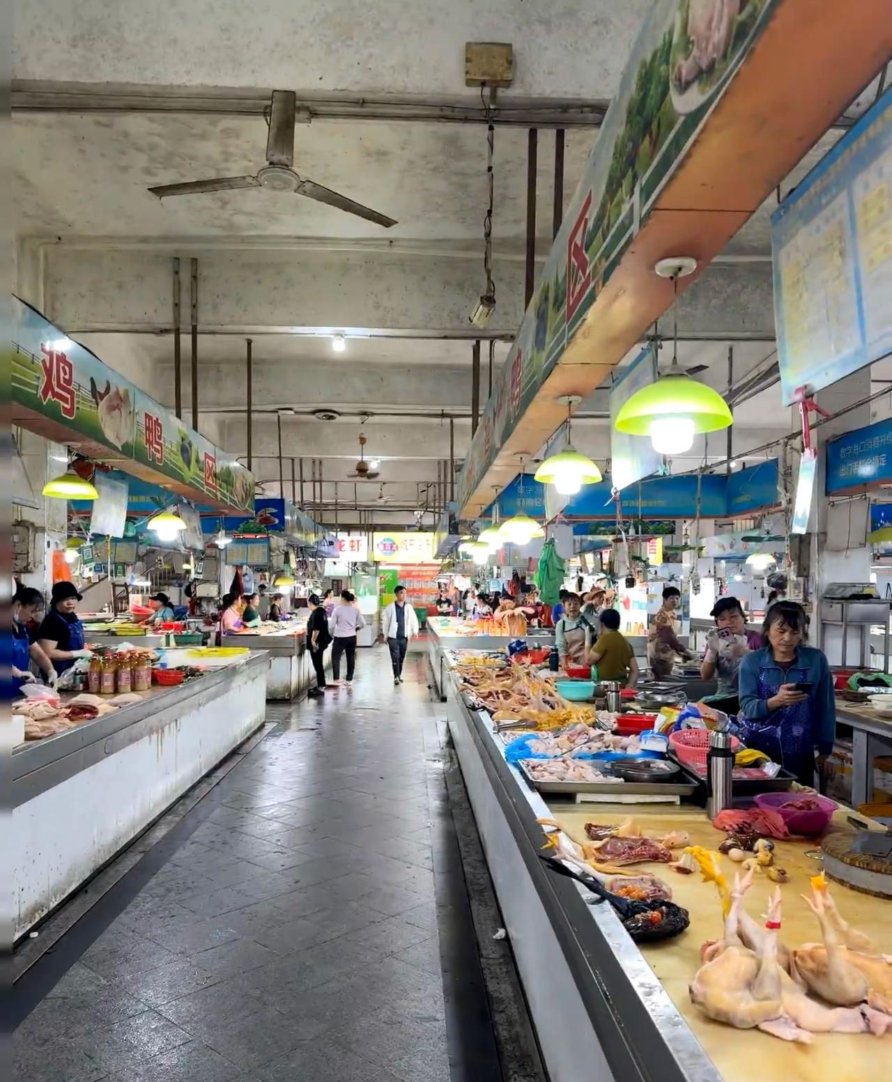海南菜市场里工作的全是女性！在海口的城东农贸市场，全是女性，杀鸡杀鱼切肉的全