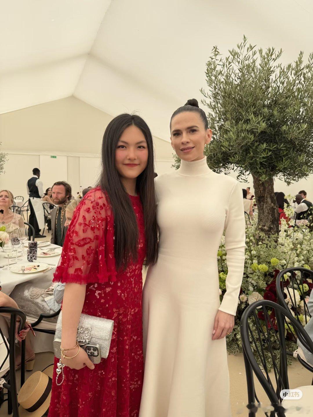 李湘和女儿王诗龄一起在英国出席社交活动，王诗龄被网友吐槽打扮老气。​​​