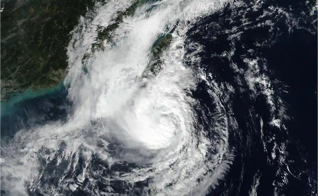 8月28日，今年第18号台风"沙达尔"在浙江台州玉环市坎门街道沿海登陆。结合先前