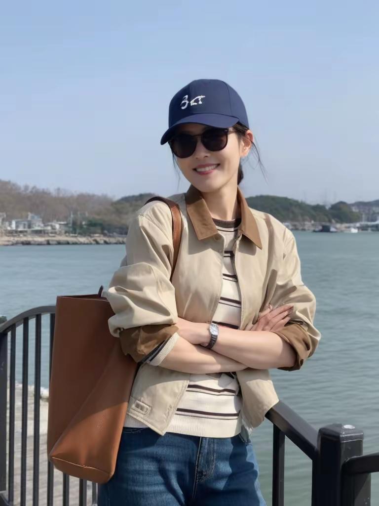 海边漫步，阳光明媚，心情愉悦！🌞👒👗👟