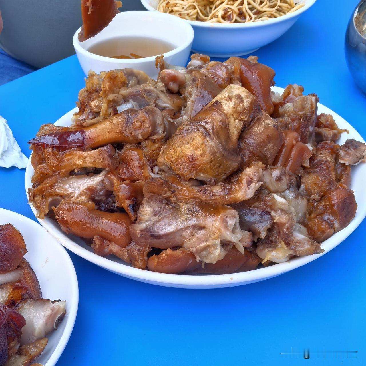 乌鲁木齐40年网红老店，搬走后味道没变，情怀没了在老乌鲁木齐人的记忆里，医学