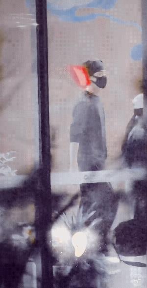 许凯昨天行程挺紧的，半夜凌晨才到了浙江，助理，宣发都在，人挺全乎呀！戴眼镜的不知