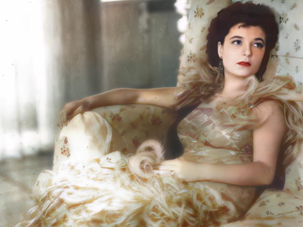 1945年，墨索里尼的情人克拉拉被处决后倒吊在广场上，她的衣服破烂不堪，广场上围