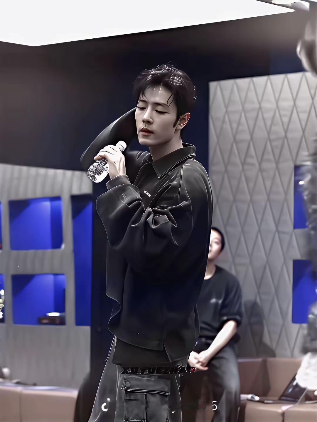 肖战要说有多帅有点夸大其词了但是呢？他有一张国泰民安的脸看到他就觉得很安心哦