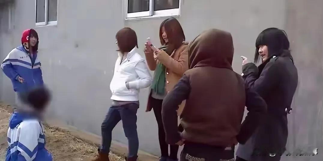之前跟朋友聊上学时候的事儿，发现一个挺有意思的现象：咱们初中班里几乎都有个横冲直