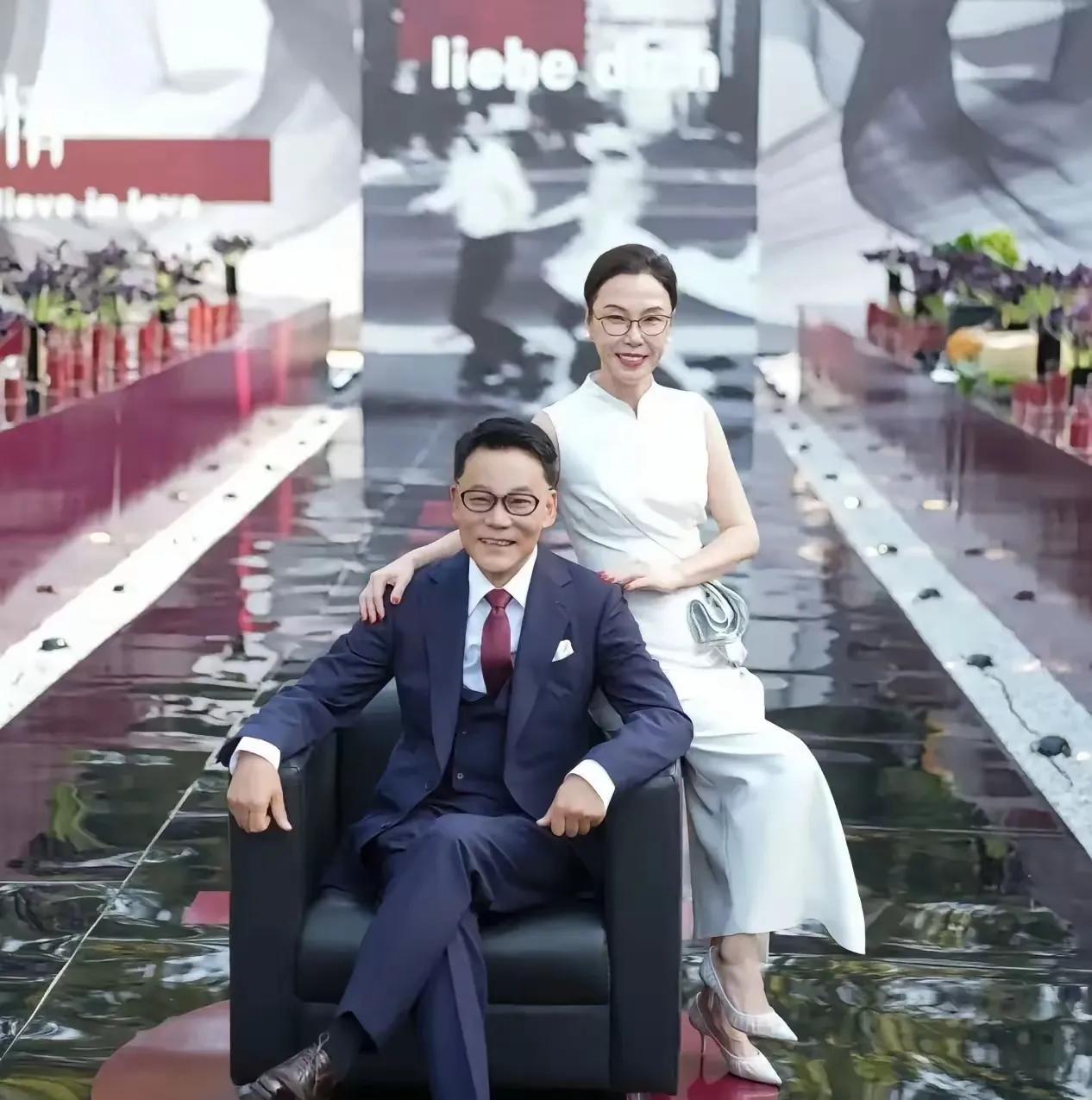 李国庆再婚，其实有点悲哀！看到介绍说，李国庆的老婆张丹红是他北大的校友！当时