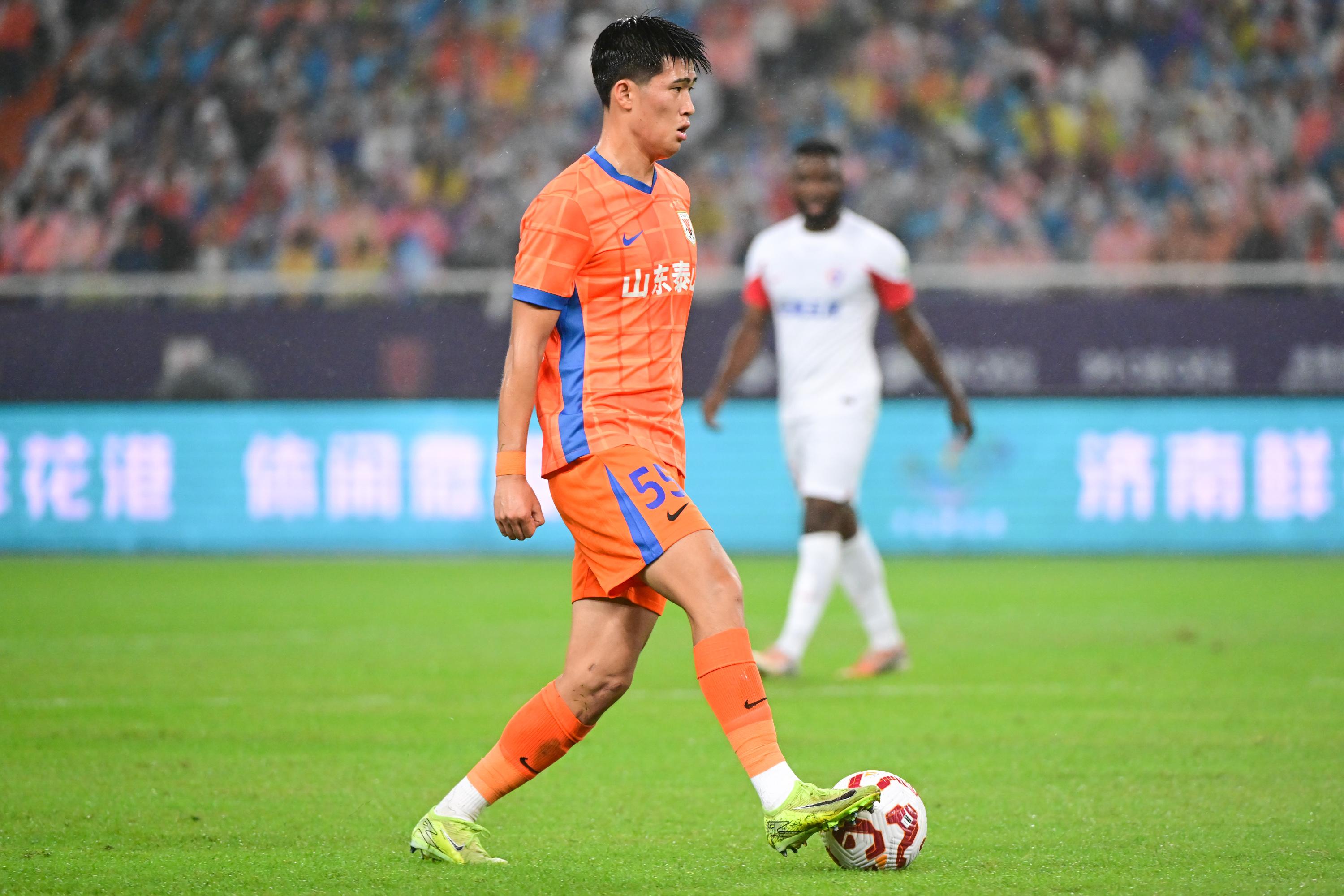 人民日报以彭啸为例, 介绍泰山足校的青训培养策略