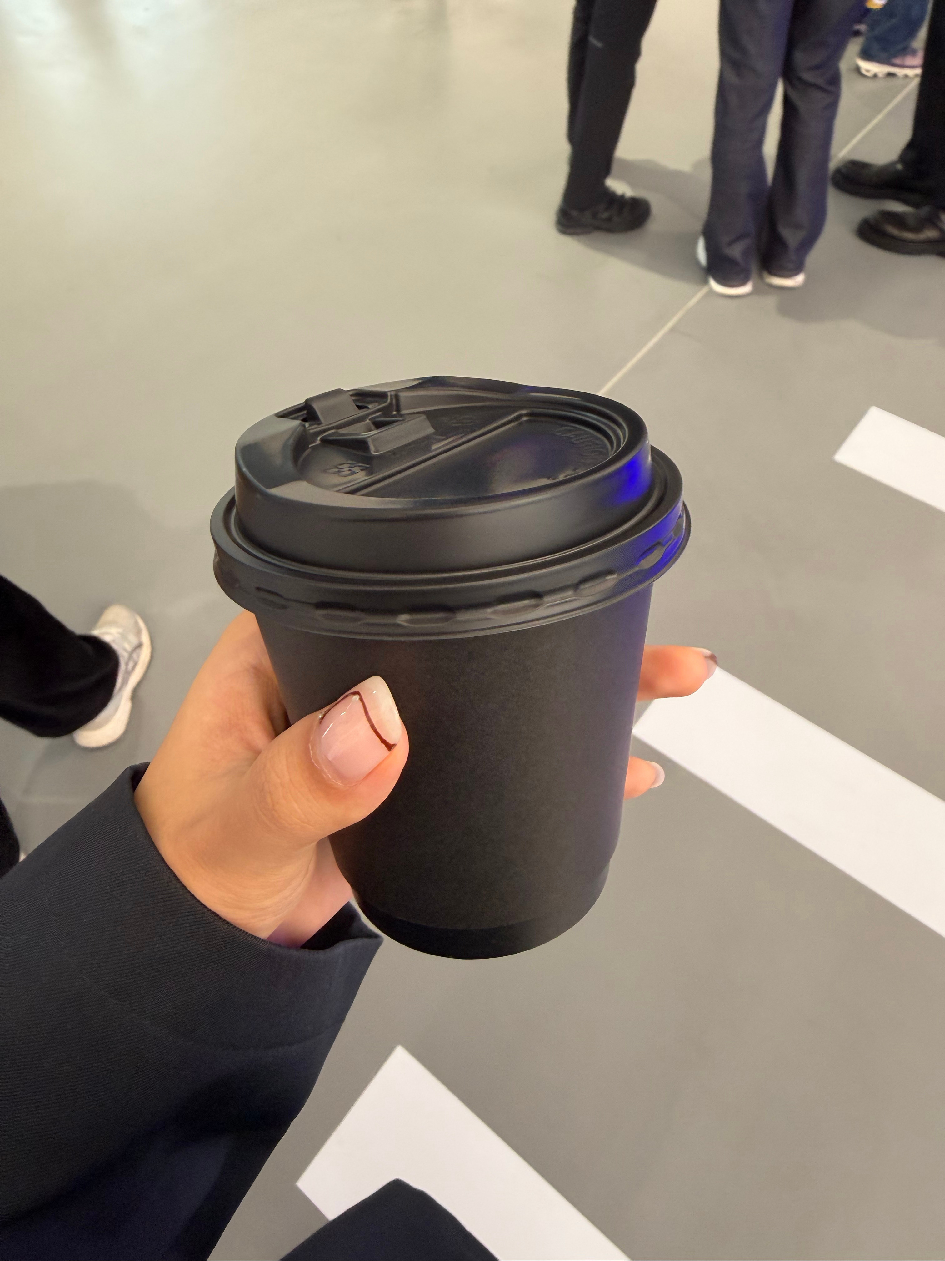 上海最近开始冷起来了冰美式要换成热的，可以暖暖手🙉​​​