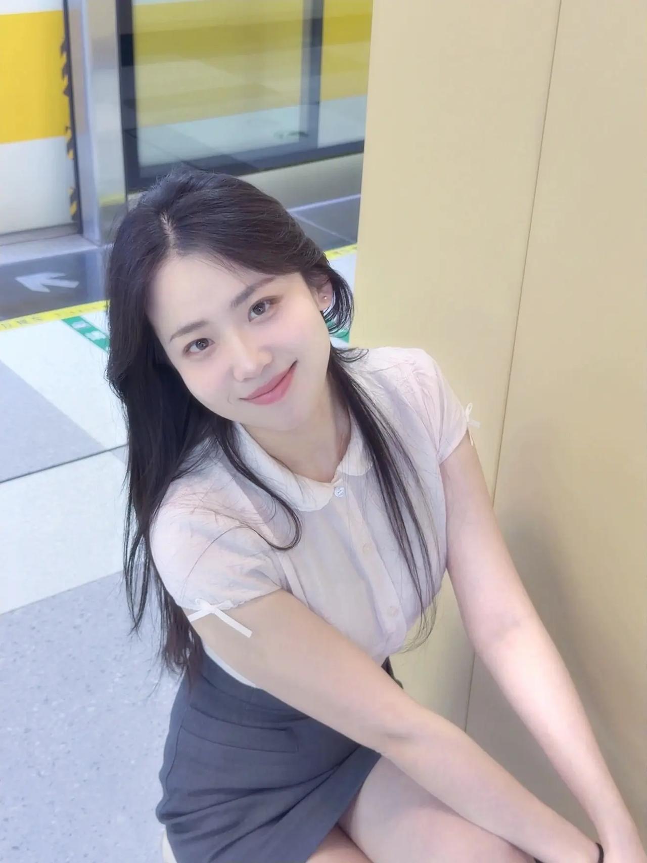 请往前走，不要在此停留！地铁甜妹照地铁女学生地铁少女自拍地铁自拍女