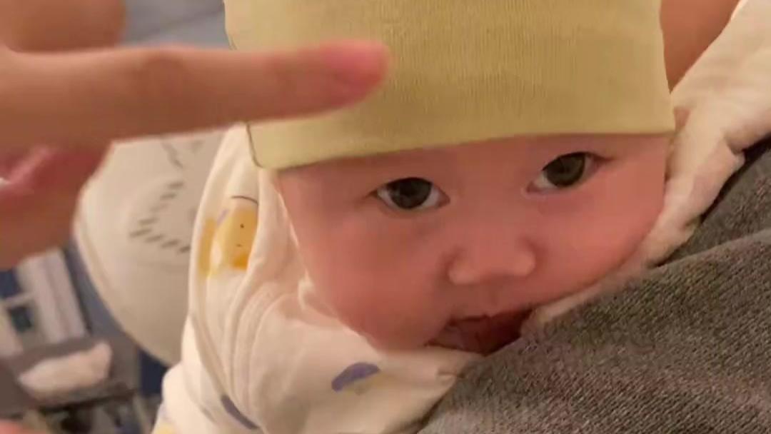 帽子竟藏小宝宝头！网友：脱下来我要见见世面