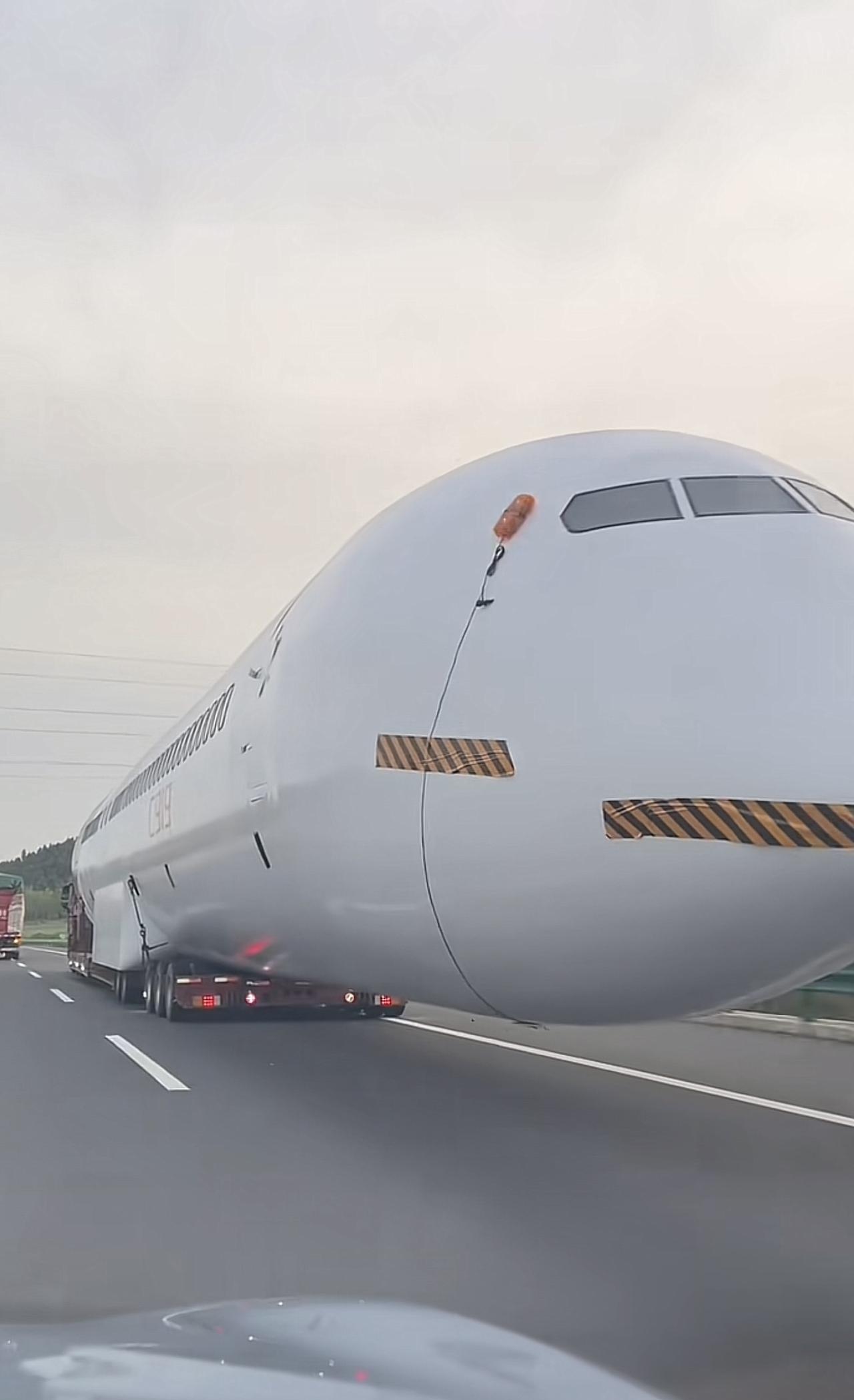 网友路上偶遇C919大飞机