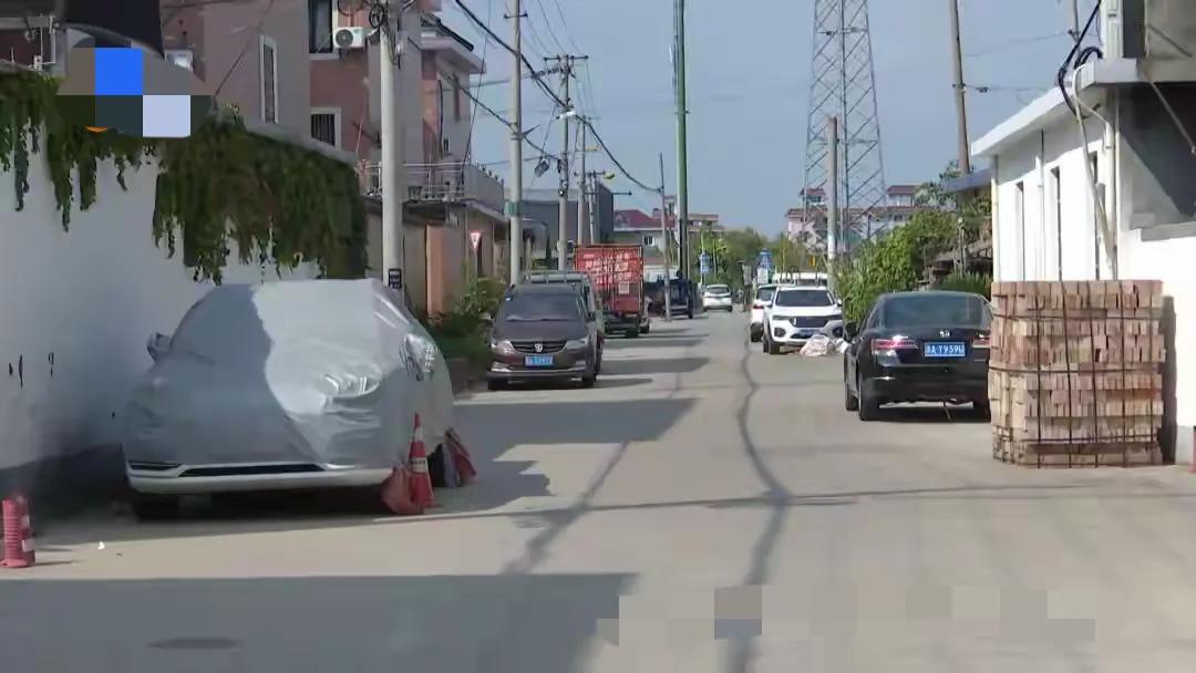 浙江女子懵了：停在自家院子里的车，竟然还要交停车费？十多年前，谢某在社区里自