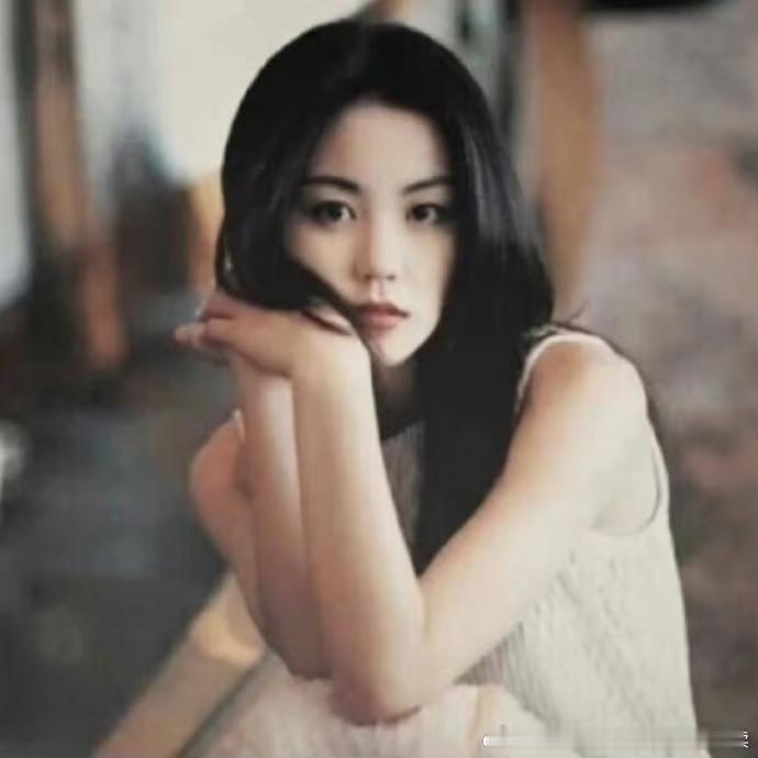 年轻时的黎明与王菲，颜值气质双双惊艳，满是独属于旧时光的氛围感。