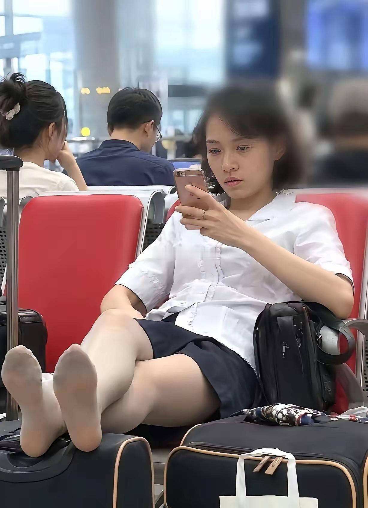 公共场合脚丫子翘的这么高人长得到挺漂亮的行为举止有些不雅观如果在自己家里想干啥都