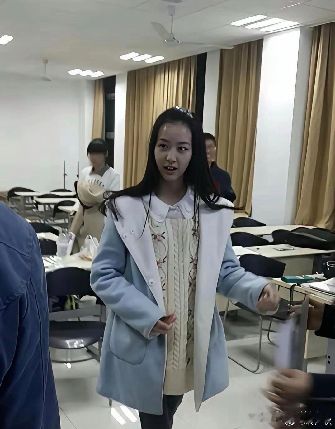 陈都灵大学就是校花了，素颜比过多少人​​​