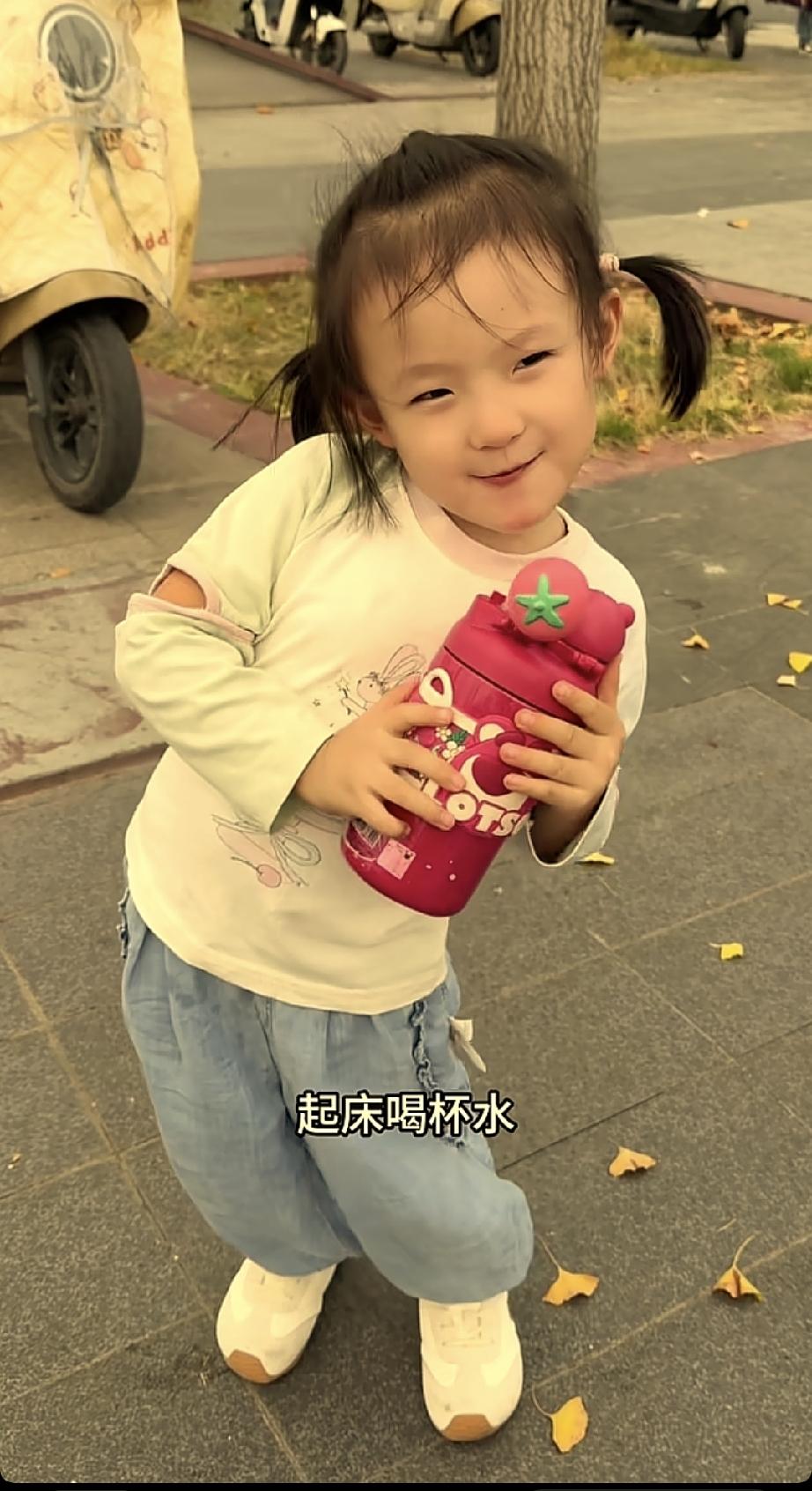 可不要以为闪闪只是高兴的随便说几句喝水的顺口溜。实际上黄一鸣要通过闪闪表达：她
