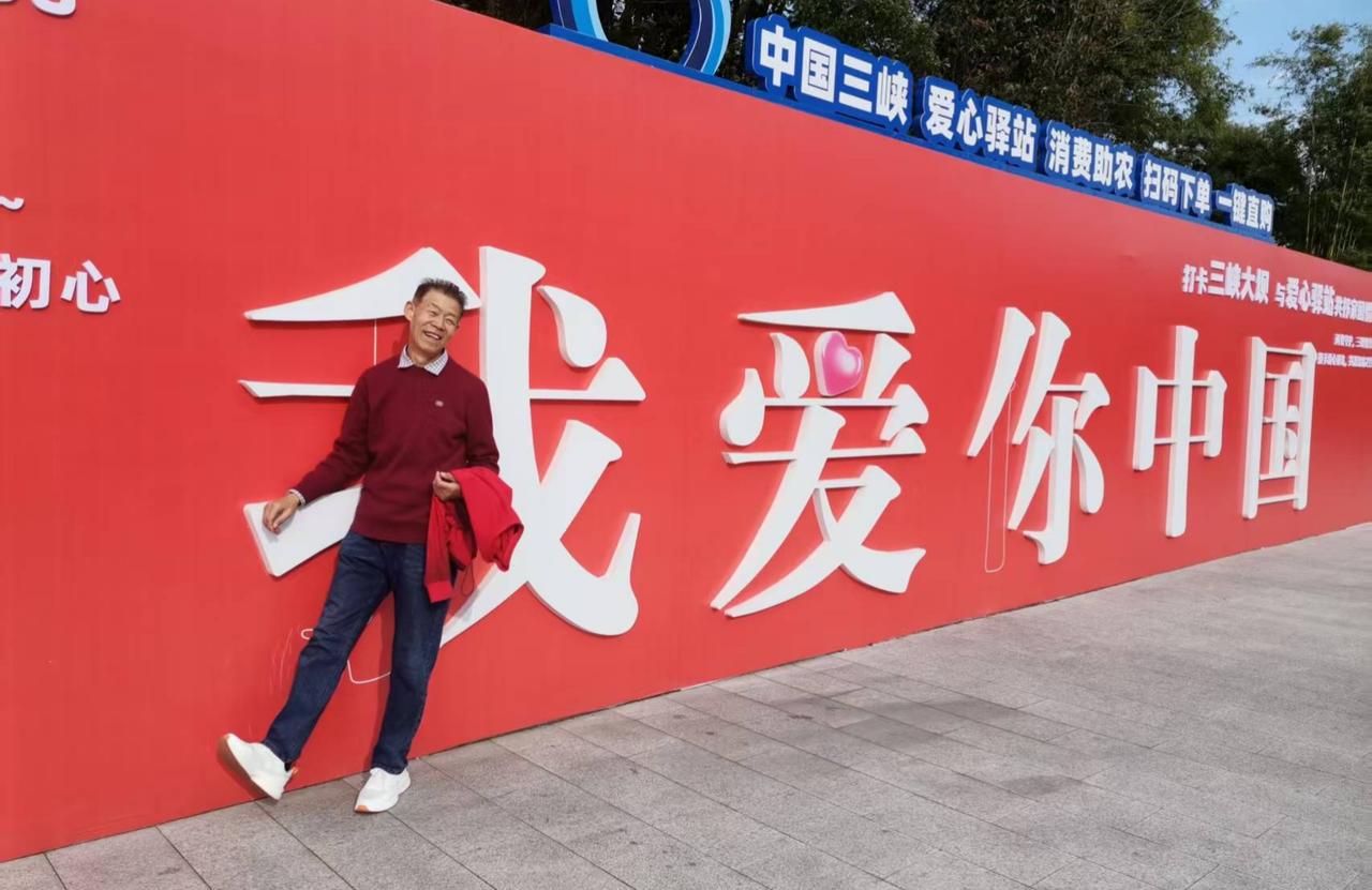 自驾海南之旅13——坛子岭揽三峡中午时分，游完西陵峡就车吃了简单的自带午餐，