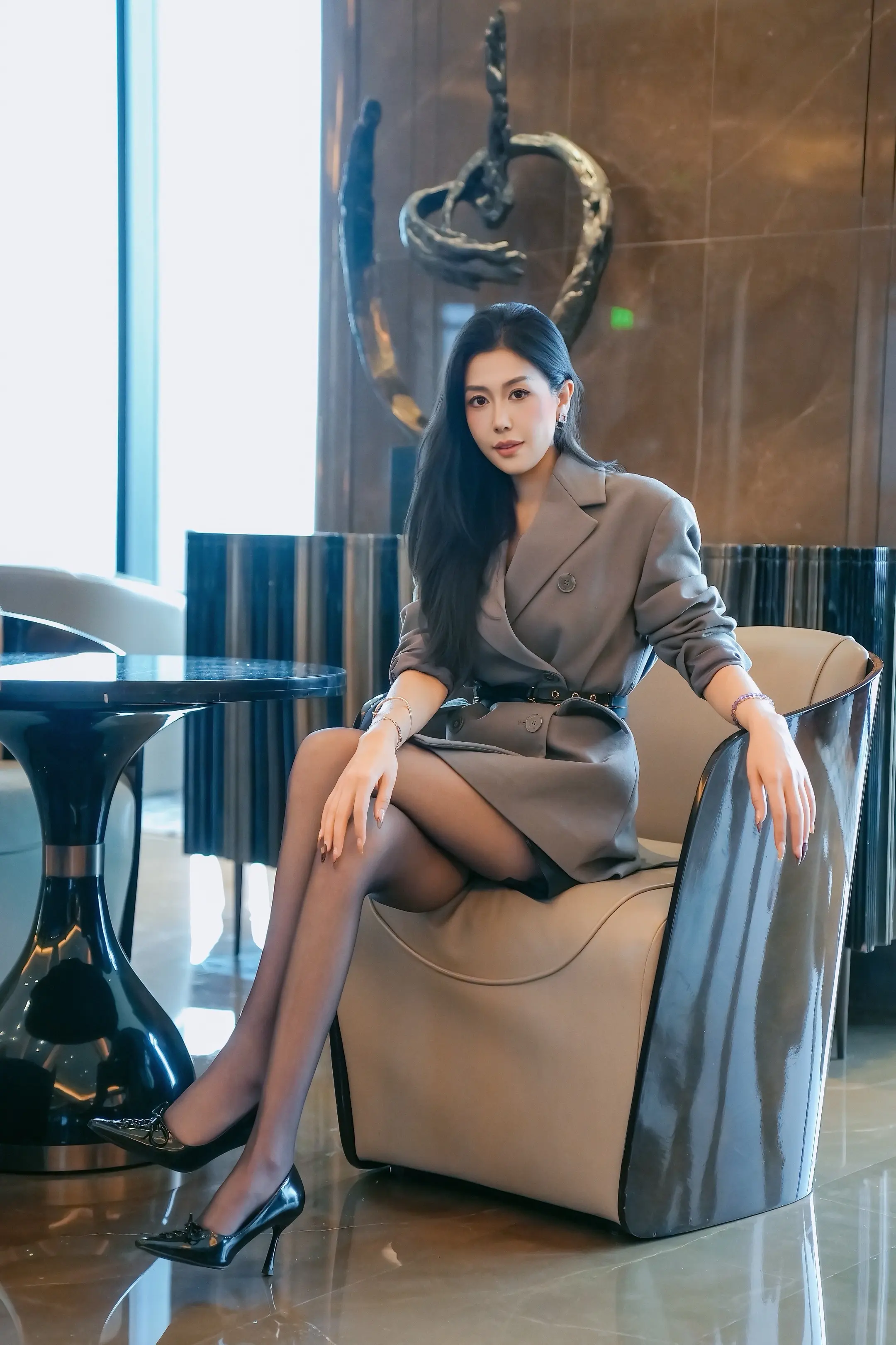 西装革履，是我的战袍；黑丝高跟，是我的锋芒。