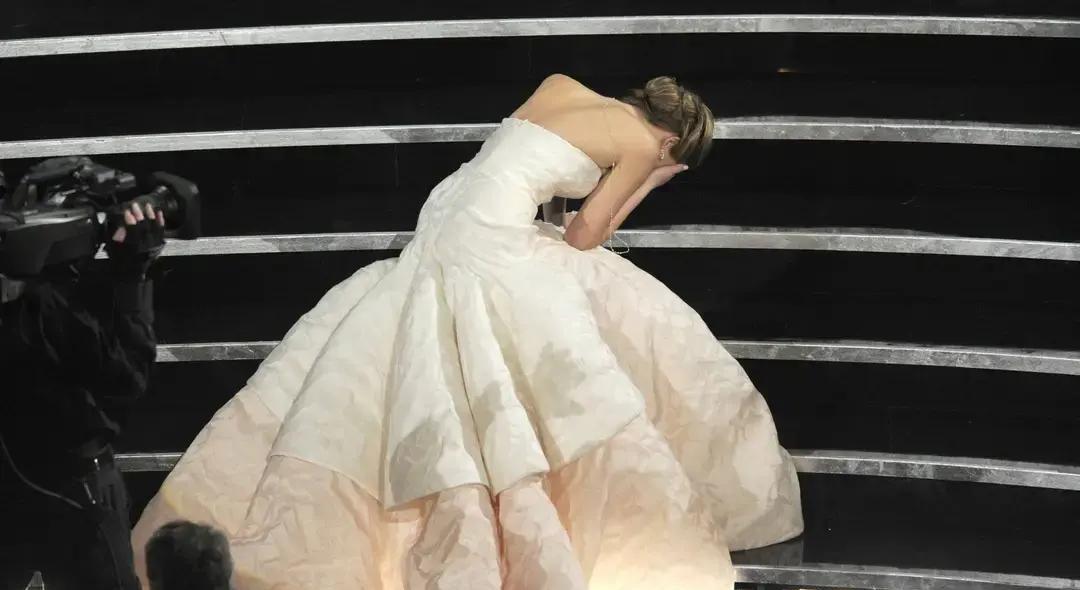 孟子义那一摔，剧本里早写好了。红毯上整个人扑下去，裙摆掀到腰际，高跟鞋差点飞出