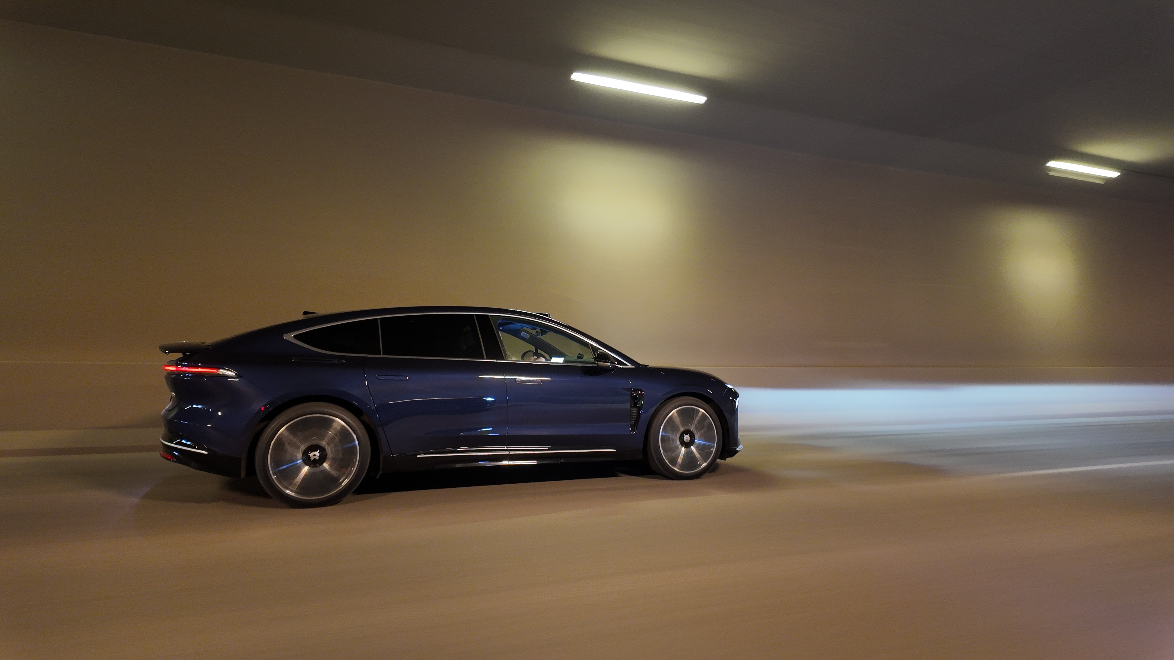 全主动悬架这东西我深有体验，之前开ET9的时候家里人坐后排对它的评价是像飘着一样