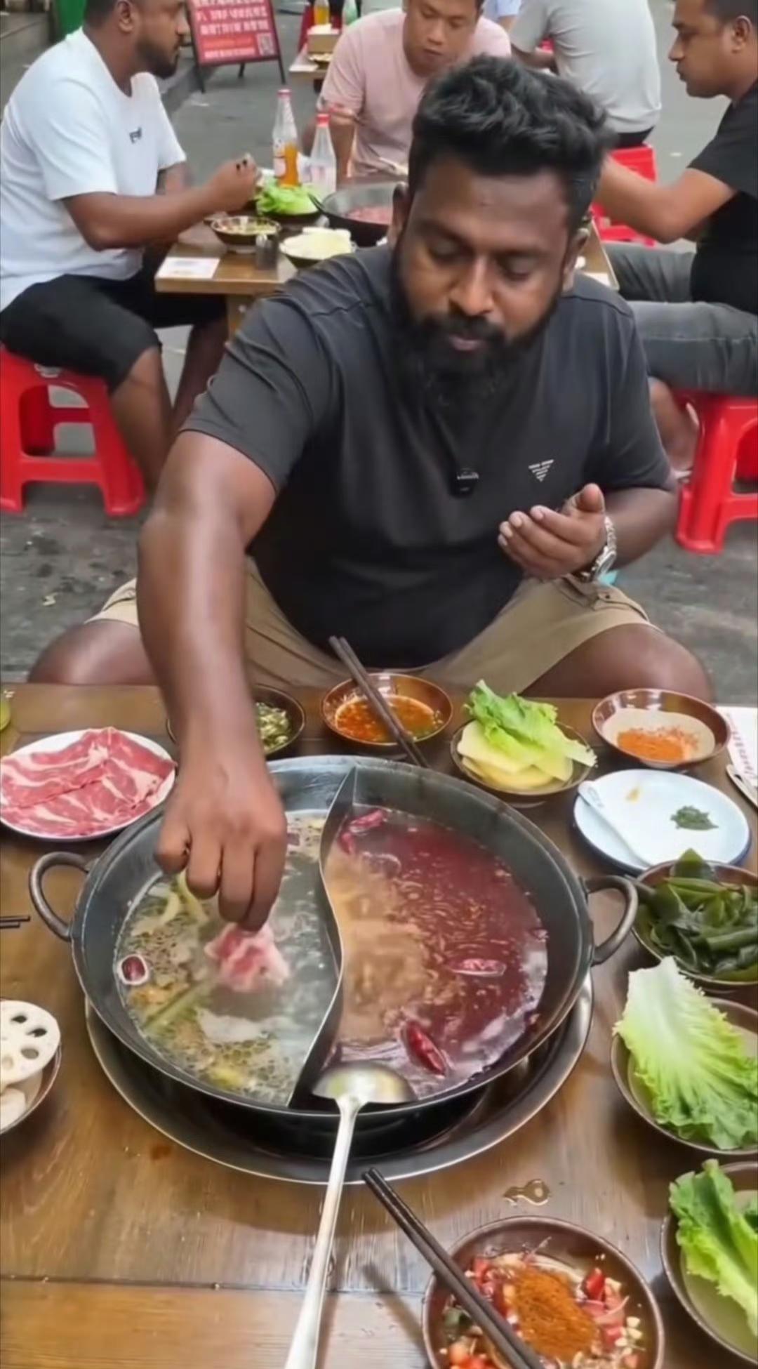 印度人在中国某地这样吃重庆火锅。直接烫的嗷嗷叫。这都是印度的人才啊！网友：这