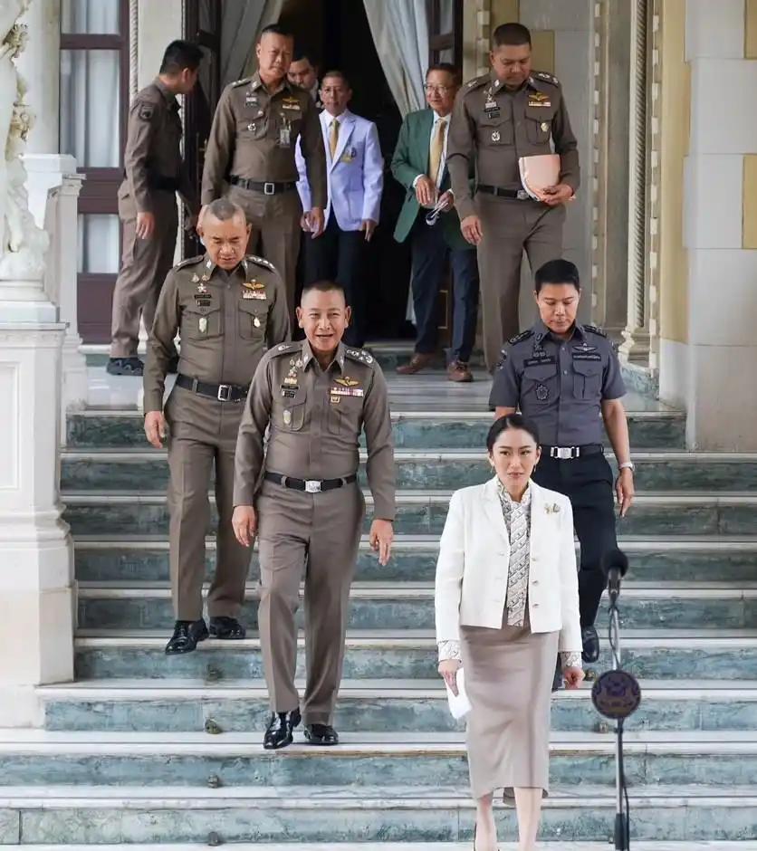 佩通坦确实不如阿努廷，同样的事情，阿努廷直接就开打了，柬埔寨给吓完了，不断找人调