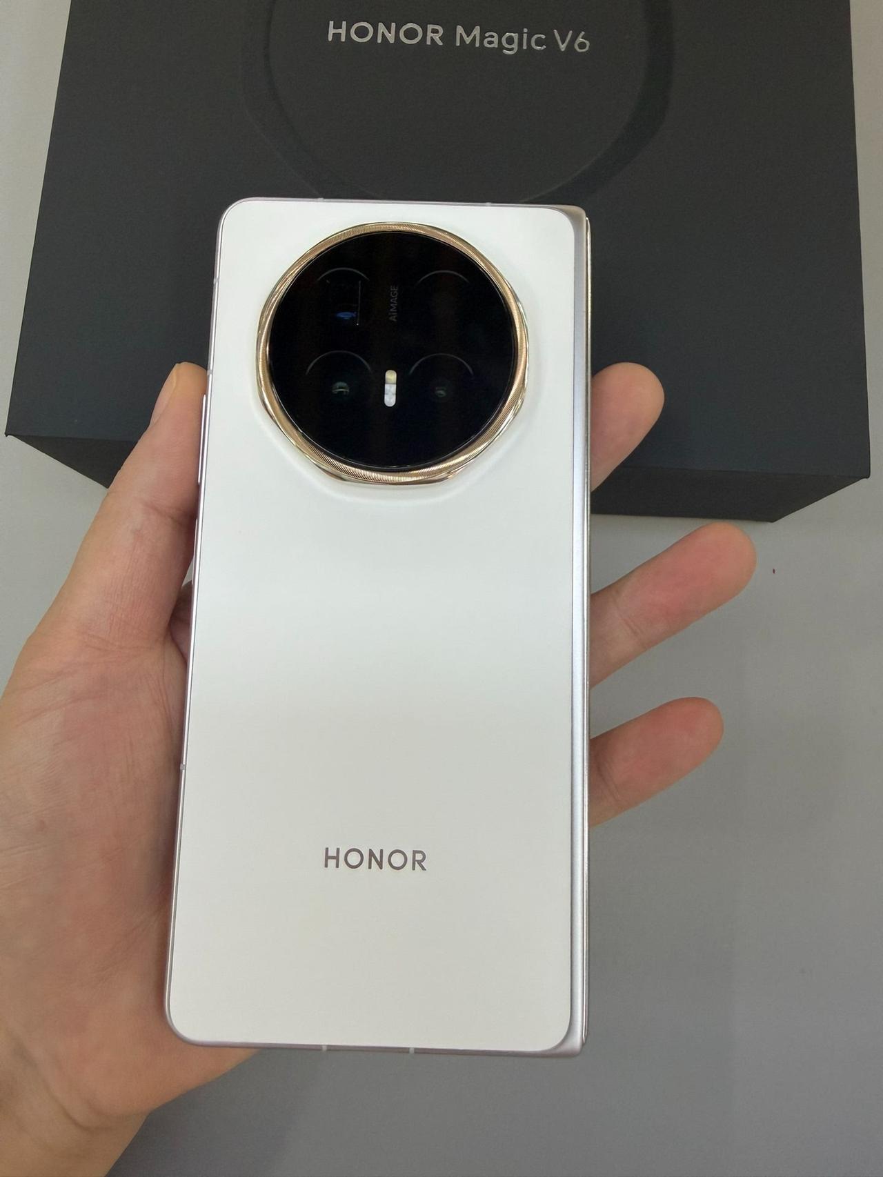 这荣耀凭什么自砍一刀，看了这么多折叠屏手机，荣耀MagicV6是真把折叠屏玩明