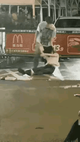 这出手不知轻重吗！一女子因隐瞒与男闺蜜外出旅游，被男朋友知道后，一顿毒打，男的