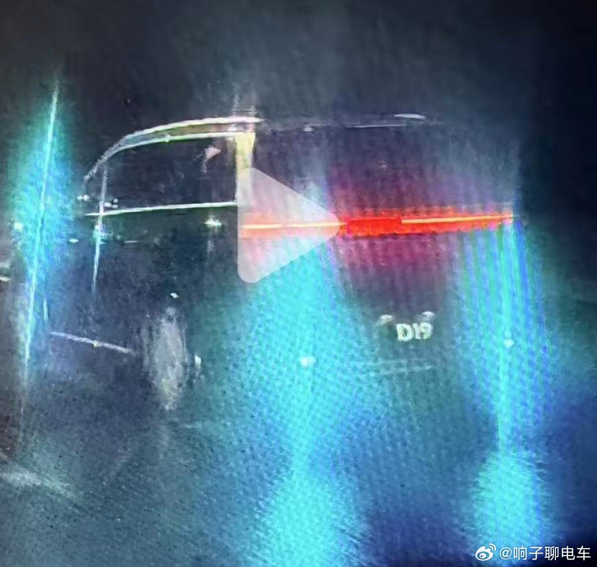 为何小蓝灯事现在要叫停？行业乱象终刹车大家看看路上各种蓝灯就明白了 虽...