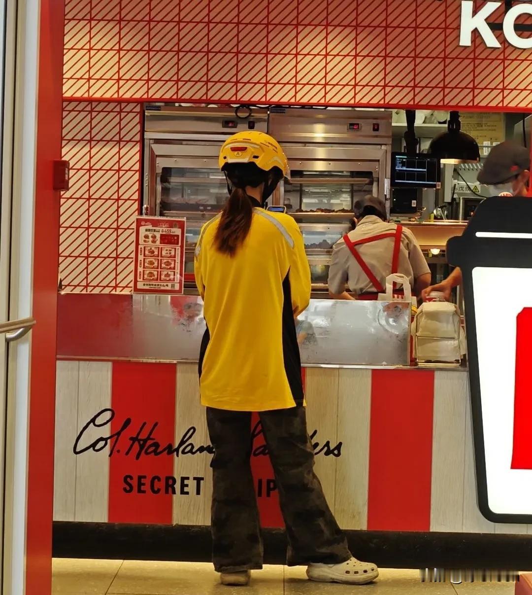 同事说，现在送外卖的女性越来越多了。特别是年纪轻轻的小姑娘。有一次，她外出