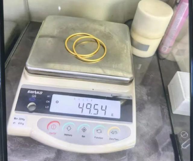 辽宁沈阳，王先生请保洁打扫卫生，叮嘱不要进内屋，结果这句话反倒勾起保洁的贪念，趁