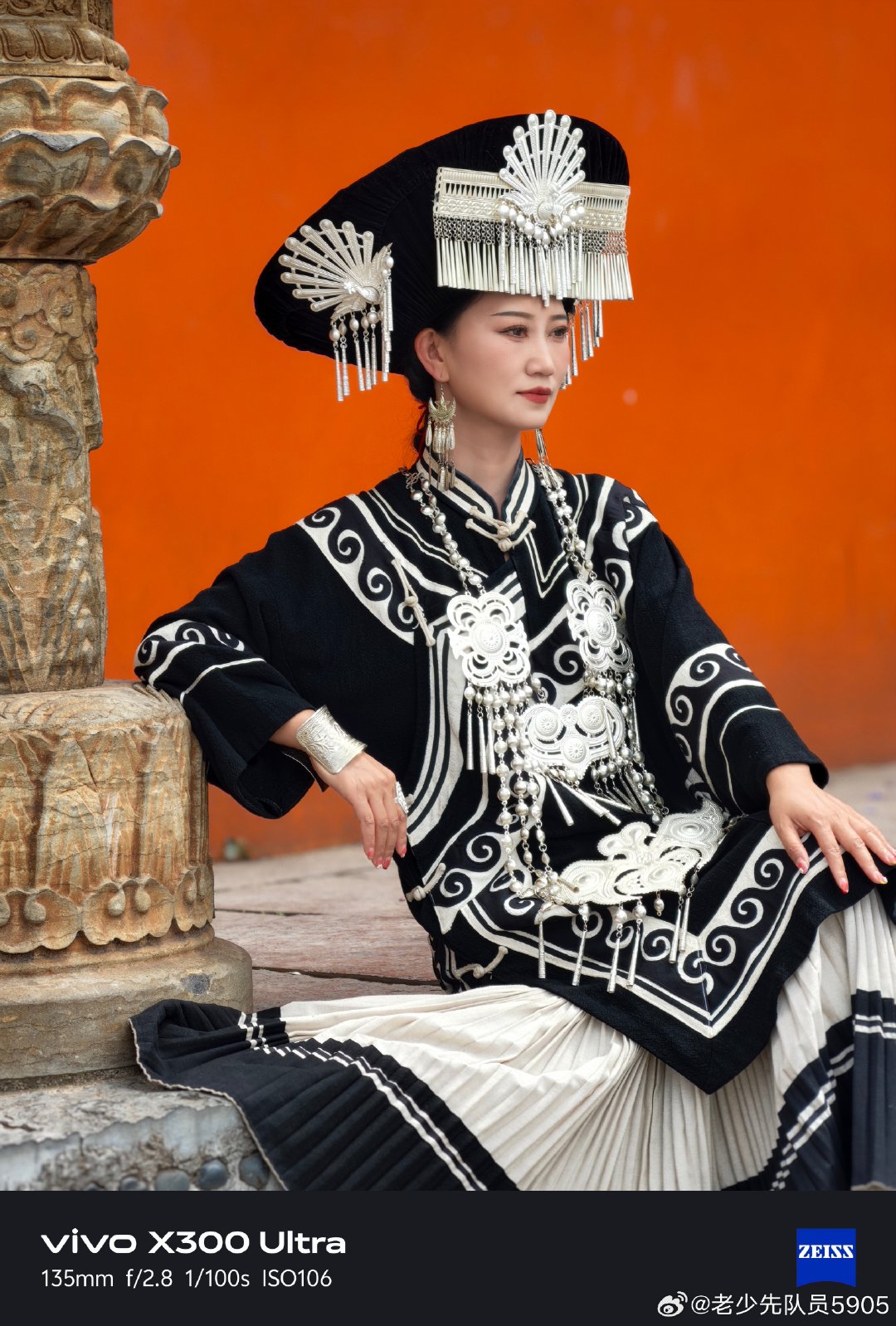 #摄影灵感上新##摄影的最炫民族风#红墙古柱映衬民族盛装，银饰熠熠生辉，一衣一饰，皆是代代传承的民族